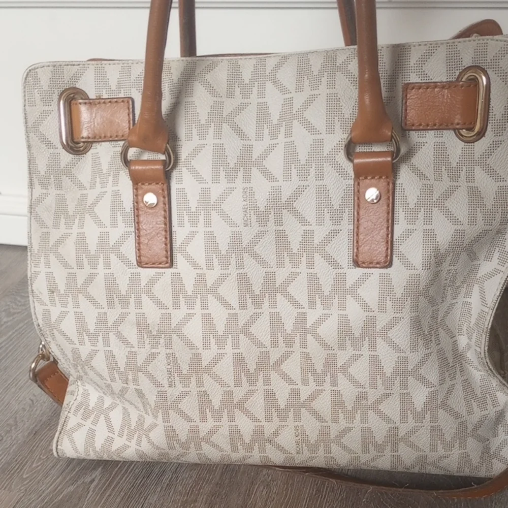 Michael Kors Beige and Brown Shoulder Bag - Picture 3 of 10